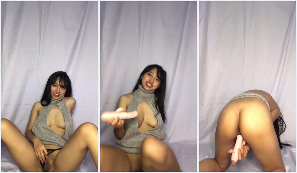 Bokep Meruchan Pake dildo sampe nungging